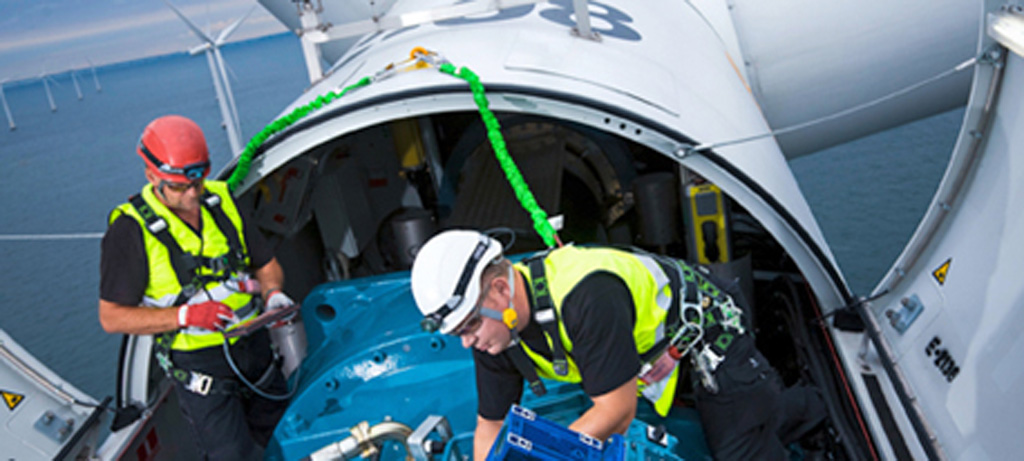Siemens hat im Projekt Lillgrund 48 Windenergieanlagen des Typs SWT-2.3-93 mit einer Leistung von jeweils 2,3 Megawatt (MW) installiert. Der Windpark mit einer Gesamtleistung von 110 Megawatt wird vom schwedischen Energieversorger Vattenfall betrieben und wurde im Juni 2008 offiziell in Betrieb genommen. Er produziert genug Strom, um 60.000 schwedische Haushalte zu versorgen.
Zwei Siemens-Servicemitarbeiter bei ihrer Arbeit in der Gondel einer Windenergieanlage des schwedischen Offshore-Windparks Lillgrund.
The Lillgrund project saw Siemens install 48 wind turbines of model SWT-2.3-93, each with a capacity of 2.3 megawatts (MW). The wind farm, with a total power of 110 megawatts, is operated by Vattenfall, a Swedish energy supplier, and officially came on line in June 2008. It produces sufficient electricity to supply 60,000 Swedish households.
Two Siemens service engineers working in the gondola of a wind turbine at Swedens Lillgrund offshore wind farm. © services-ips